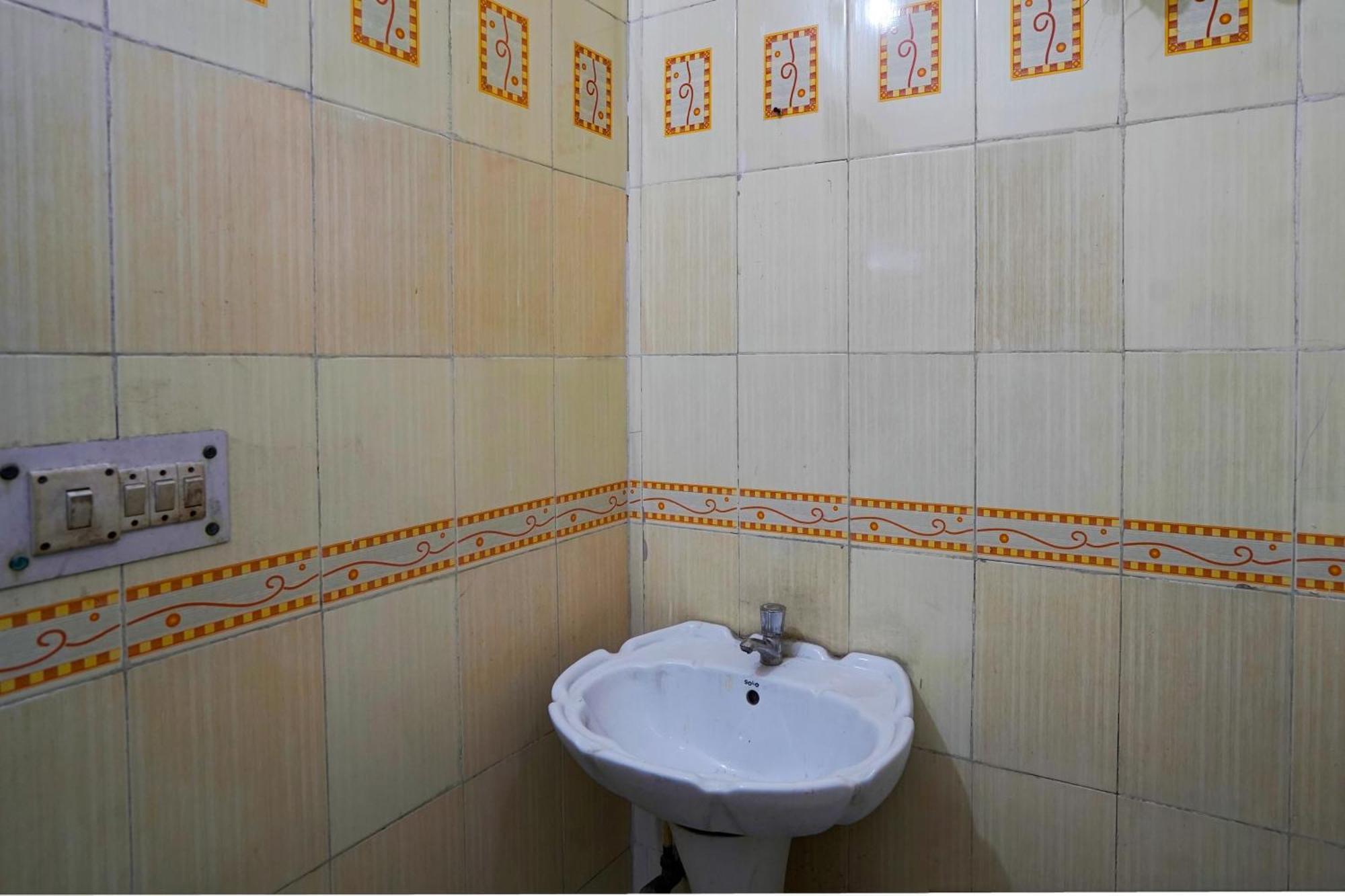 Hotel O 81617 The Pacific Hotel Ghaziabad Dış mekan fotoğraf
