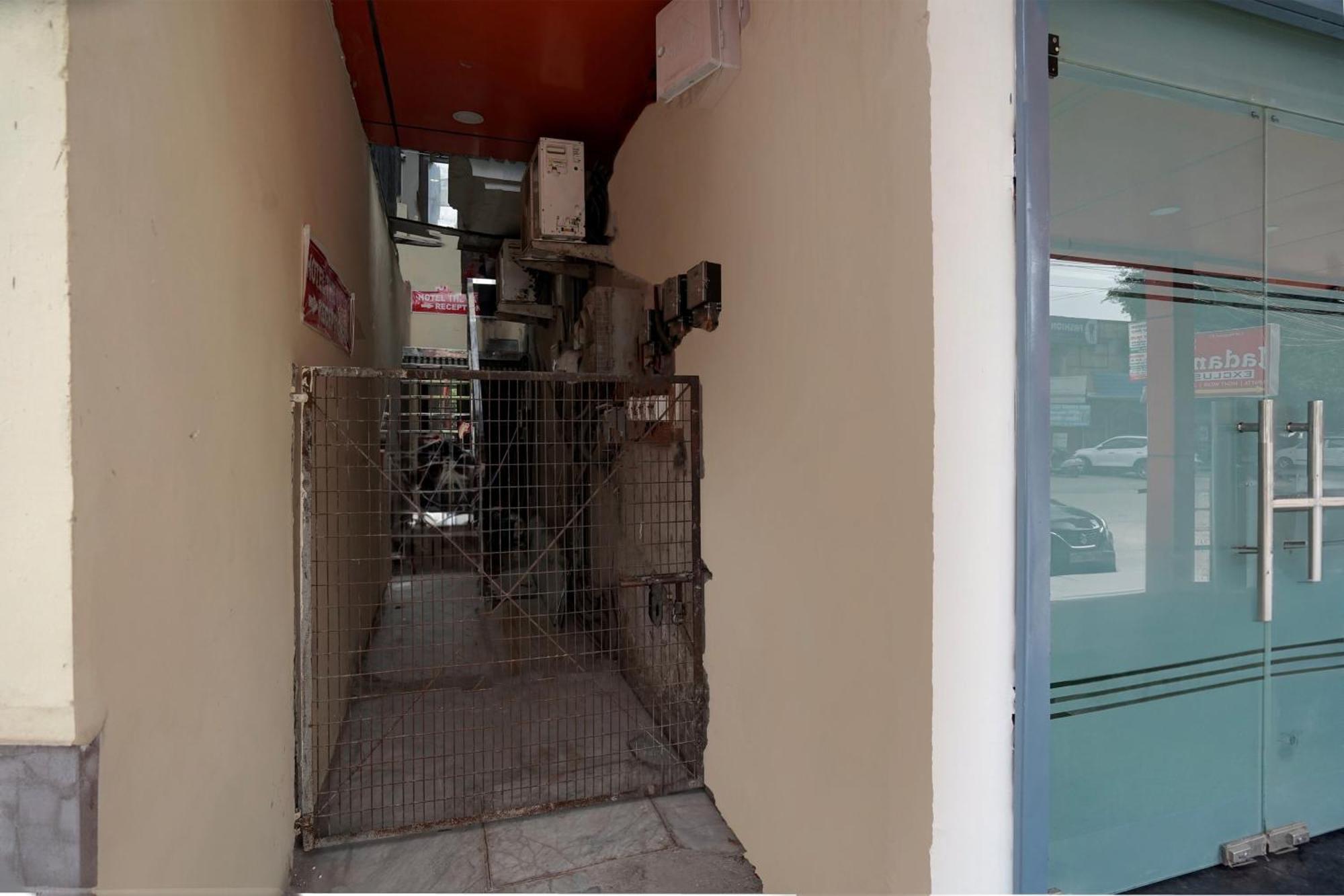 Hotel O 81617 The Pacific Hotel Ghaziabad Dış mekan fotoğraf