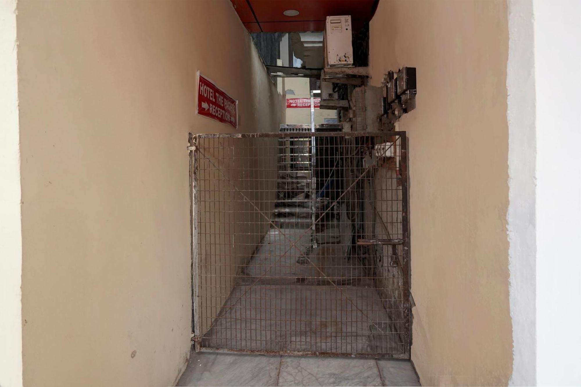 Hotel O 81617 The Pacific Hotel Ghaziabad Dış mekan fotoğraf